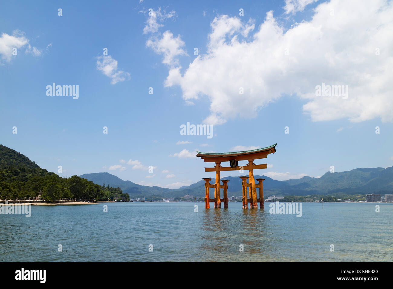 Miyajima - Giappone, 26 maggio 2017: rosso torii gate del santuario di Itsukushima in mare nei pressi di miyajima Foto Stock