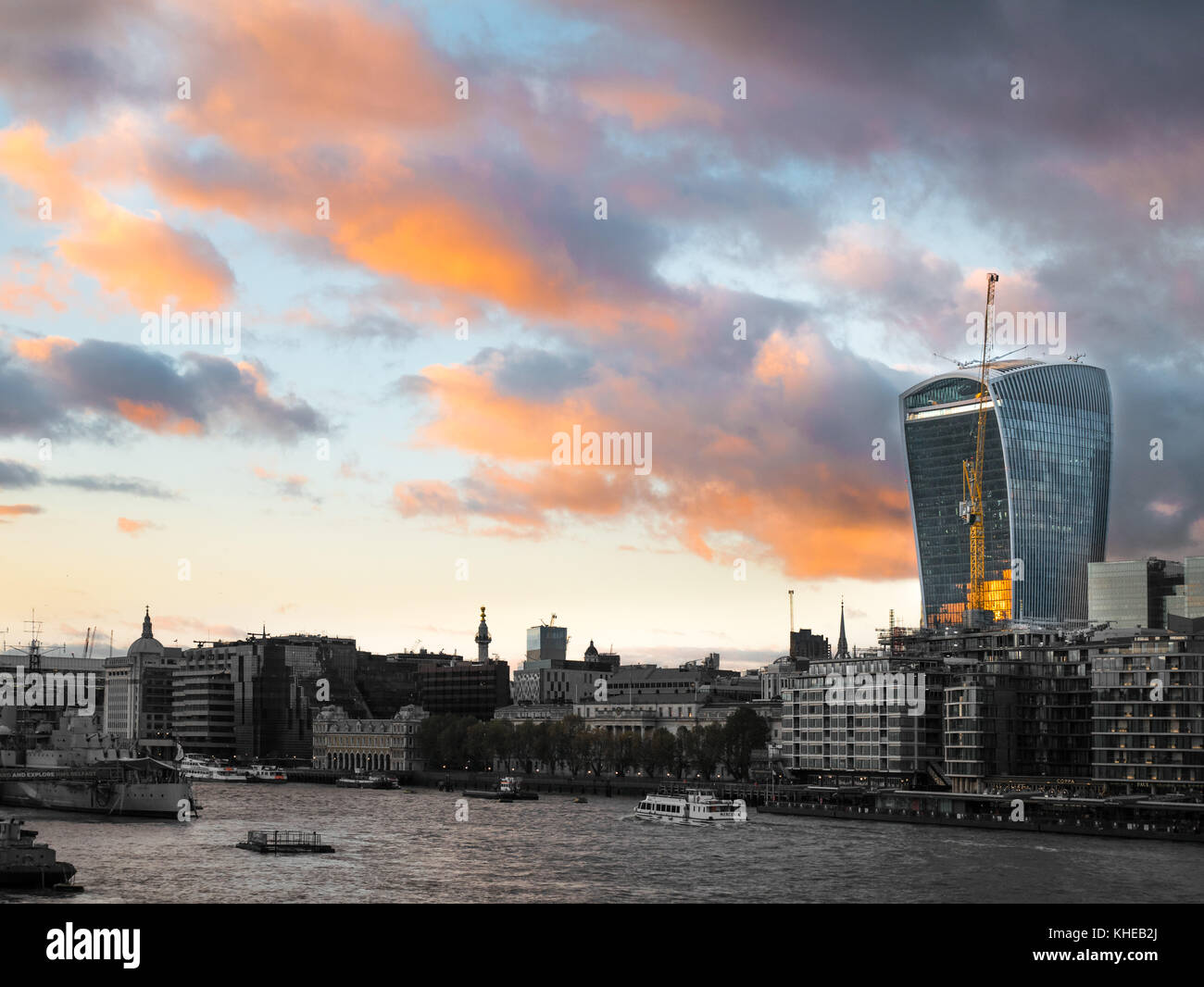20, Fenchurch Street, noto come il walkie-talkie, uno dei nuovi edifici iconici nel quartiere finanziario della City di Londra, Inghilterra. Foto Stock