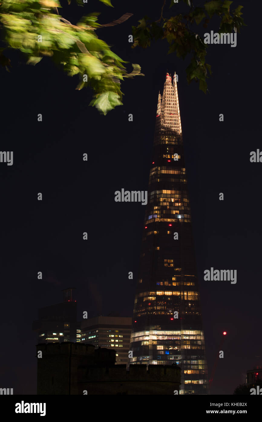 La shard, 310 metri di altezza, e uno dei nuovi edifici iconici oppposite il distretto finanziario della City di Londra, Inghilterra. Foto Stock