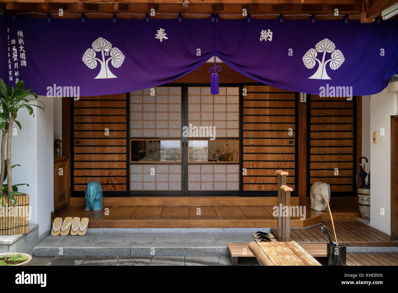 Nagano - Giappone, 3 giugno 2017: exteriorof un sub tempio della strada per il tempio principale approccio dell'importante kenzoji buddista tempio Foto Stock