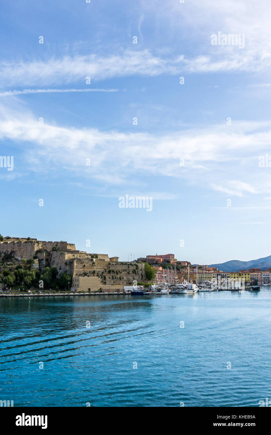 Foto verticale con foto di antica marina nella città di porto ferraio sull isola d'Elba in Toscana. il vecchio forte e il porto vecchio è dietro il mare ba Foto Stock