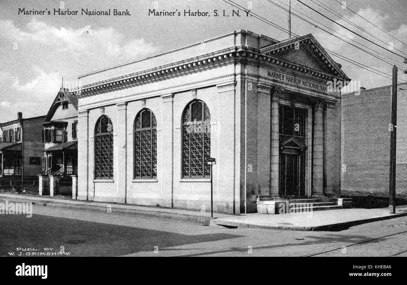 Una vecchia foto da cartolina della Banca Nazionale Mariner's Harbour, una vista angolare che mostra la parete laterale destra con tre grandi finestre e la facciata dell'edificio in cemento a un piano, Staten Island, New York, 1900. Dalla Biblioteca pubblica di New York. Foto Stock