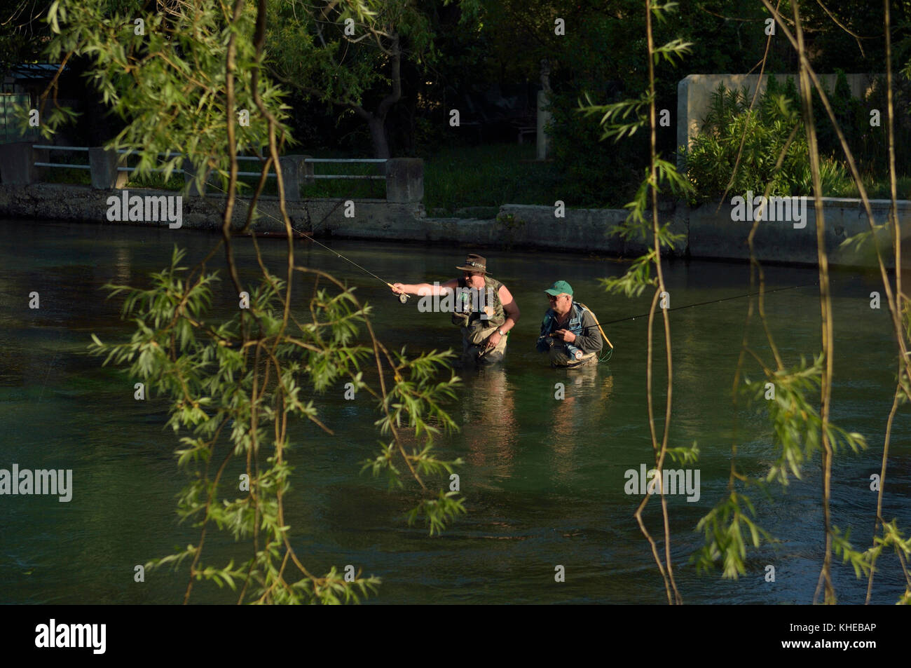 Pesca a mosca sul fiume Sorgue, Velleron, Provenza, Francia Foto Stock