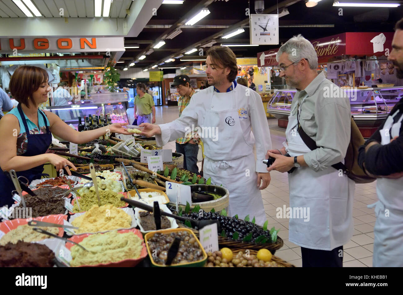 Una lezione di cucina che assaggia gli ingredienti al mercato interno Les Halles di Avignone, Provenza, Francia Foto Stock