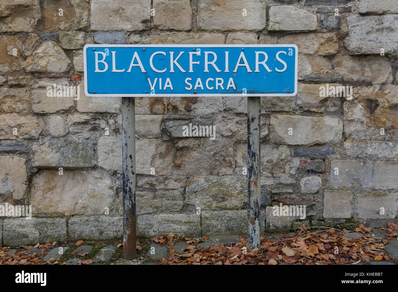 Cartello stradale per Blackfriars, la Via Sacra, Gloucester, Gloucestershire, England, Regno Unito Foto Stock