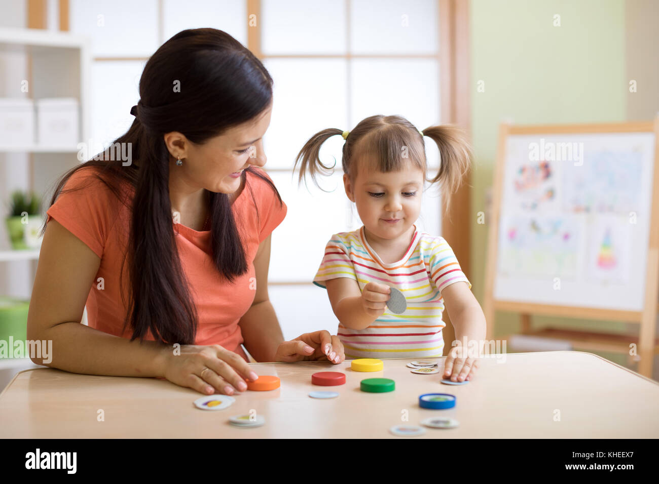 Mom con creative kid avente tempo di divertimento insieme Foto Stock