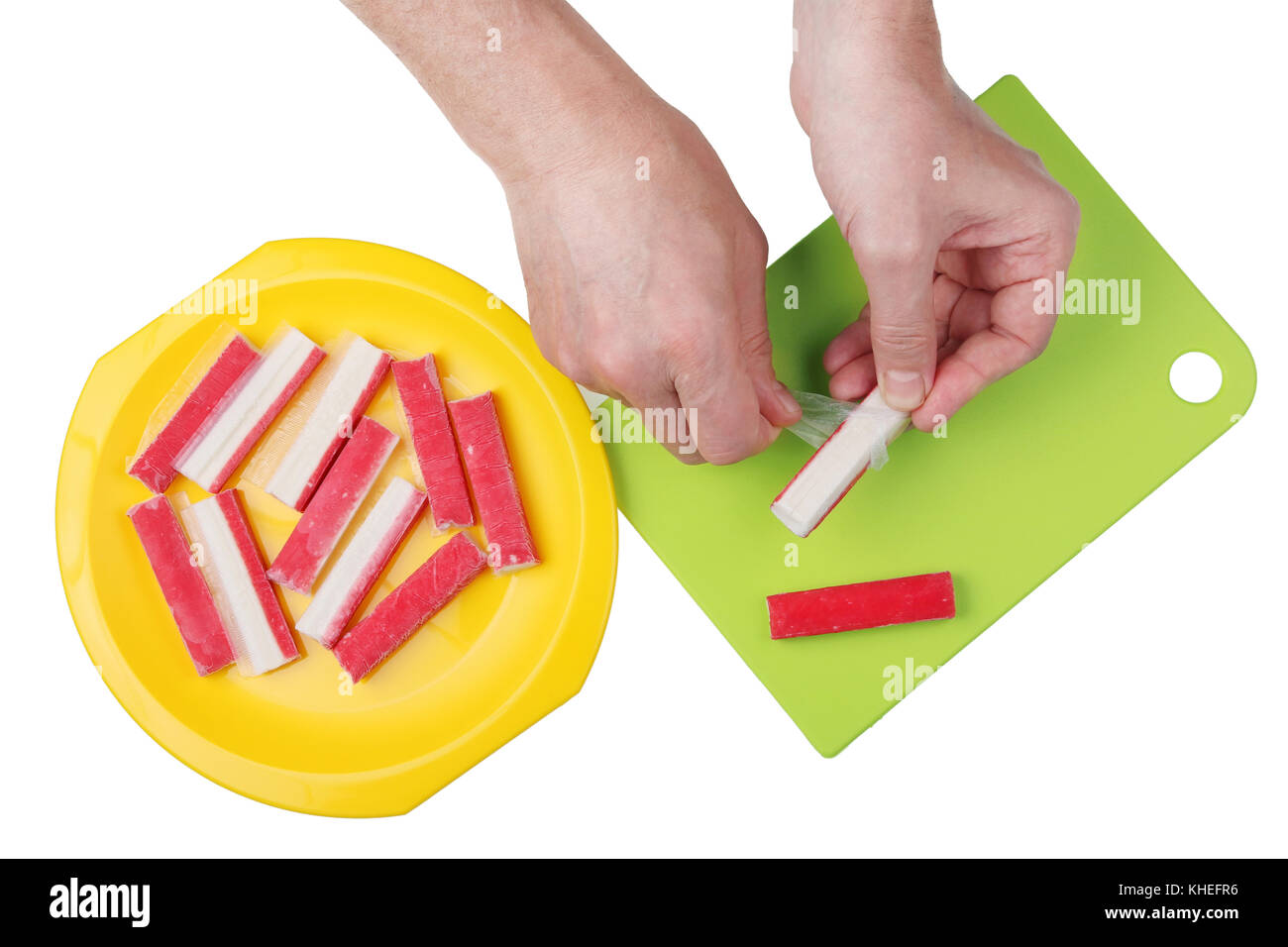 Lo chef mani pulisce il granchio congelato bastoncini da pergamena. isolato su bianco top view stodio shot Foto Stock