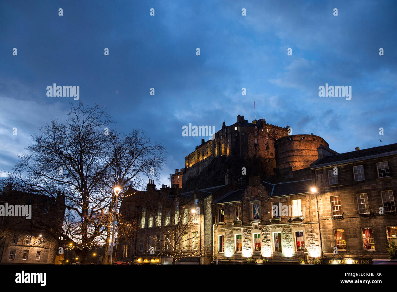 Regno Unito, Scozia, Edimburgo, Grassmarket e il castello di Edimburgo Foto Stock