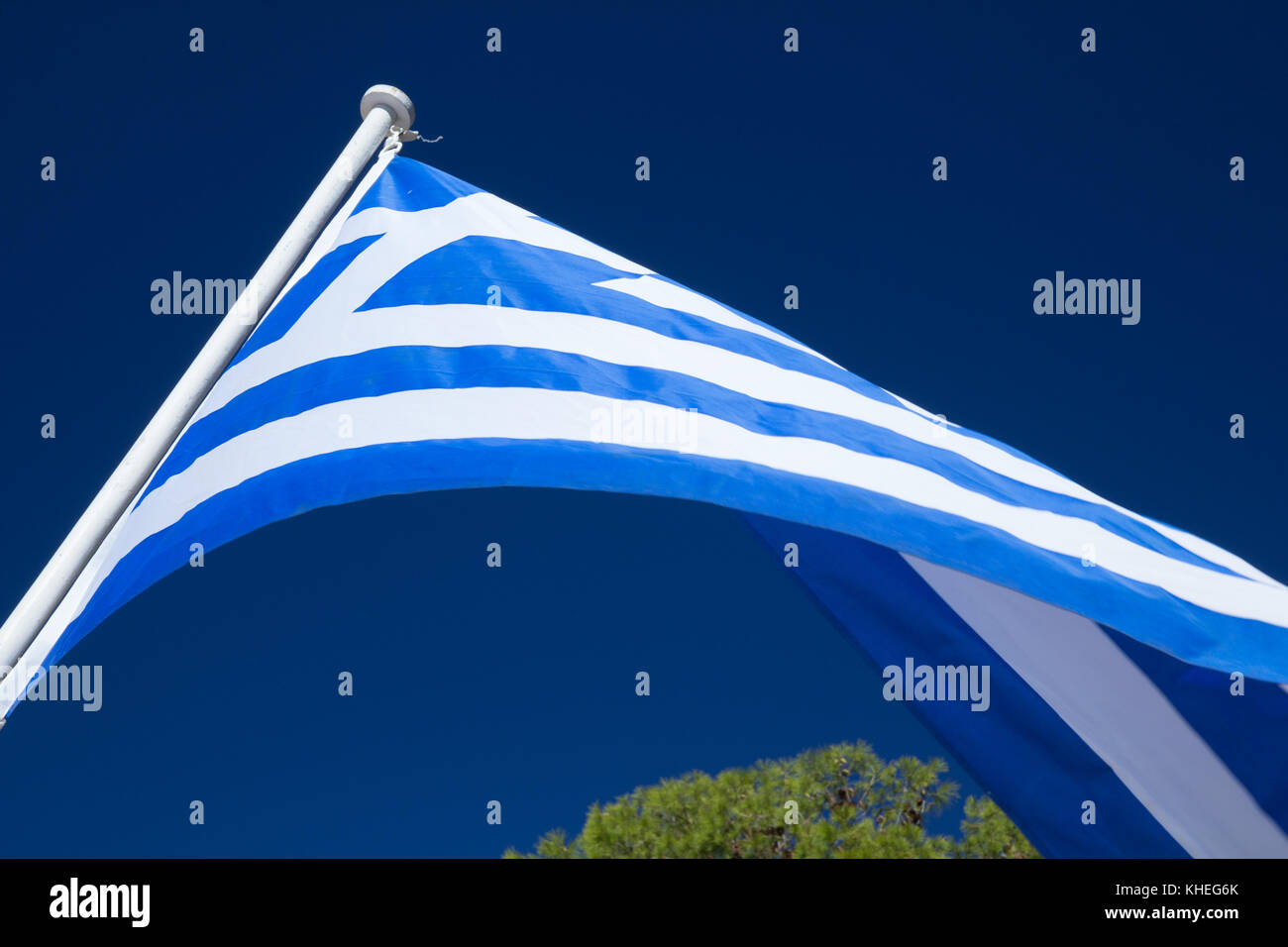 La bandiera greca sventolare nel cielo Foto Stock