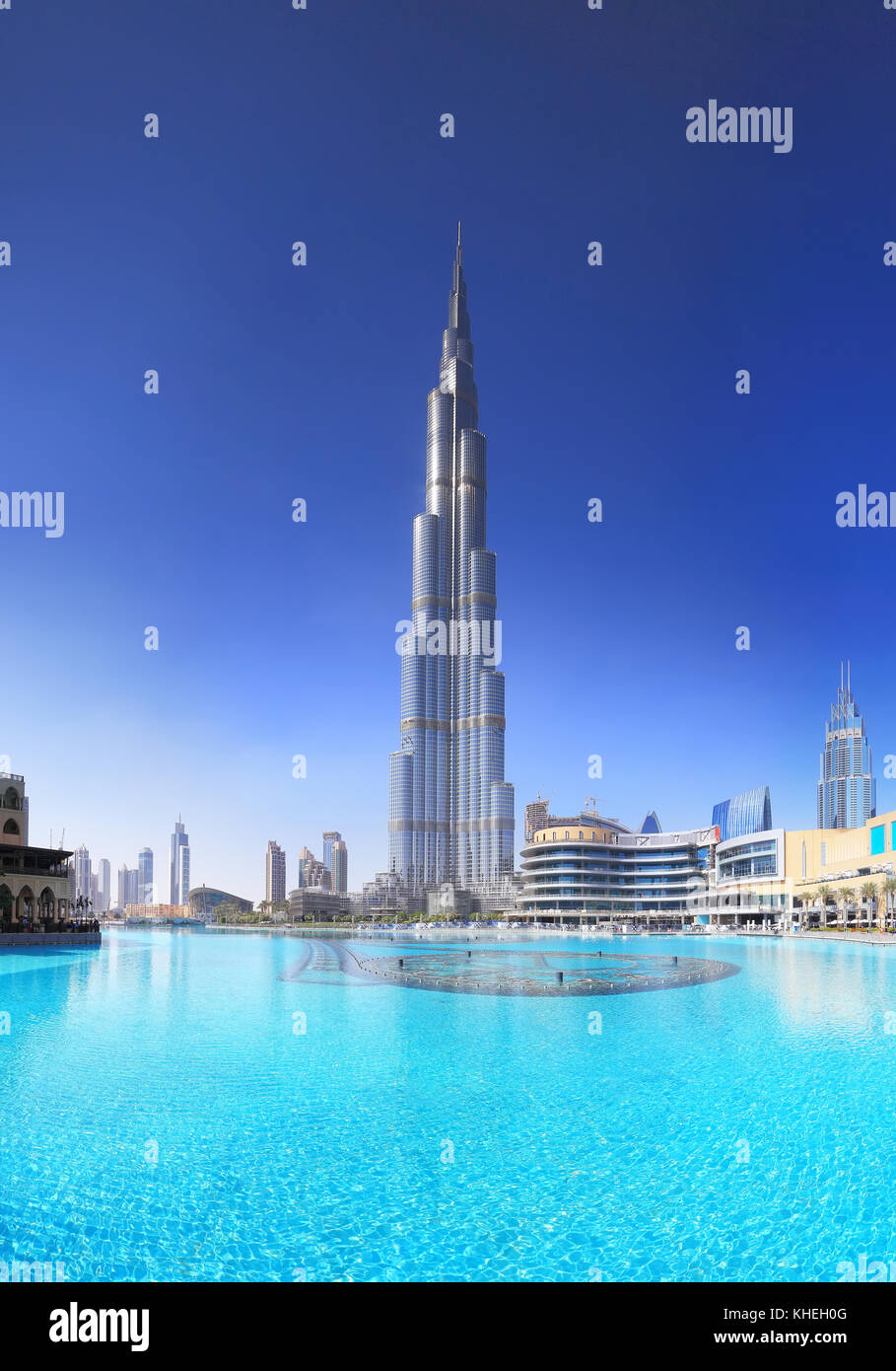 Skyline di Dubai sul cielo azzurro sfondo. Il Burj Khalifa landmark popolari in Dubai. Foto Stock
