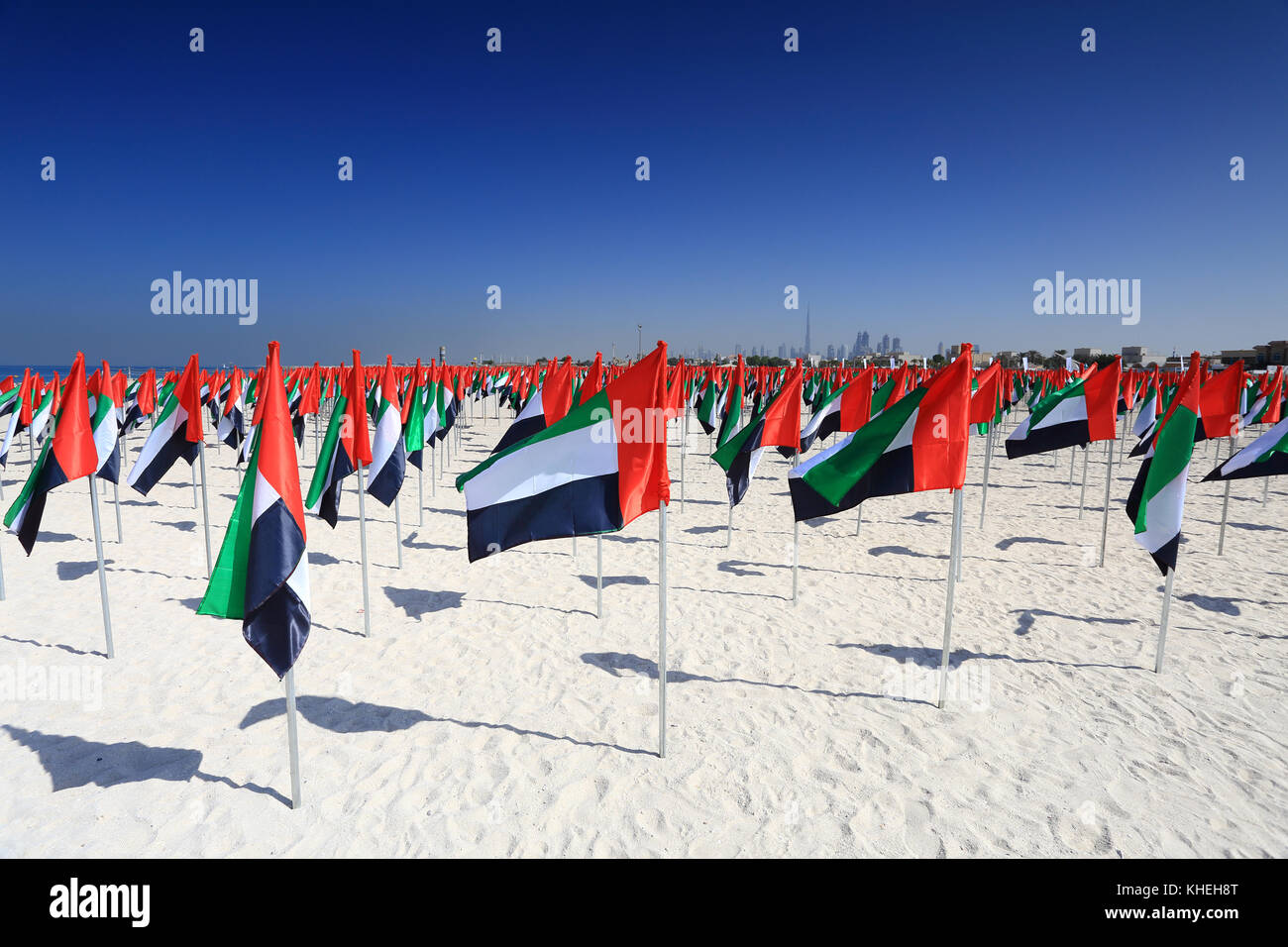 Bandiere di emirati arabi uniti sulla spiaggia. Festa nazionale Bandiera degli Emirati arabi uniti al giorno. Foto Stock