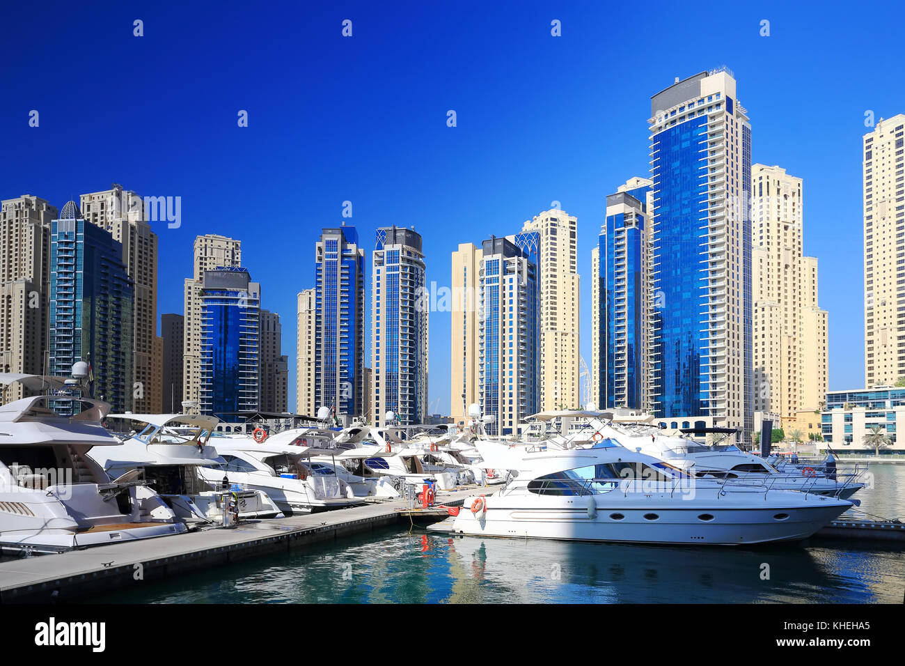 Skyline di Dubai sul cielo azzurro sfondo. lussuoso quartiere di Dubai. quartiere residenziale con la propria marina di Dubai. Foto Stock