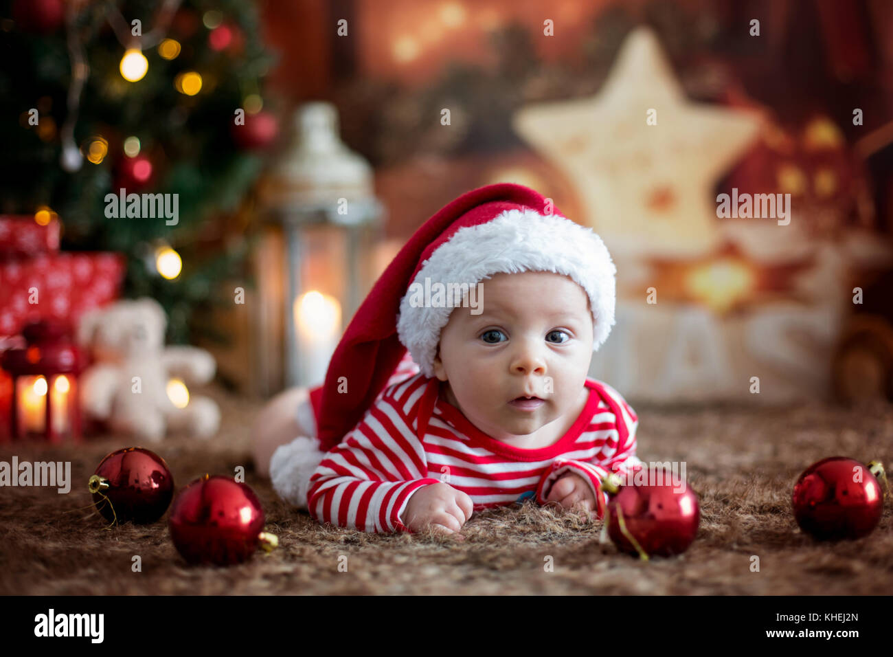Ritratto di natale di carino piccolo neonato bambino vestito in abiti di  natale e indossando santa hat, studio shot, Inverno tempo Foto stock - Alamy