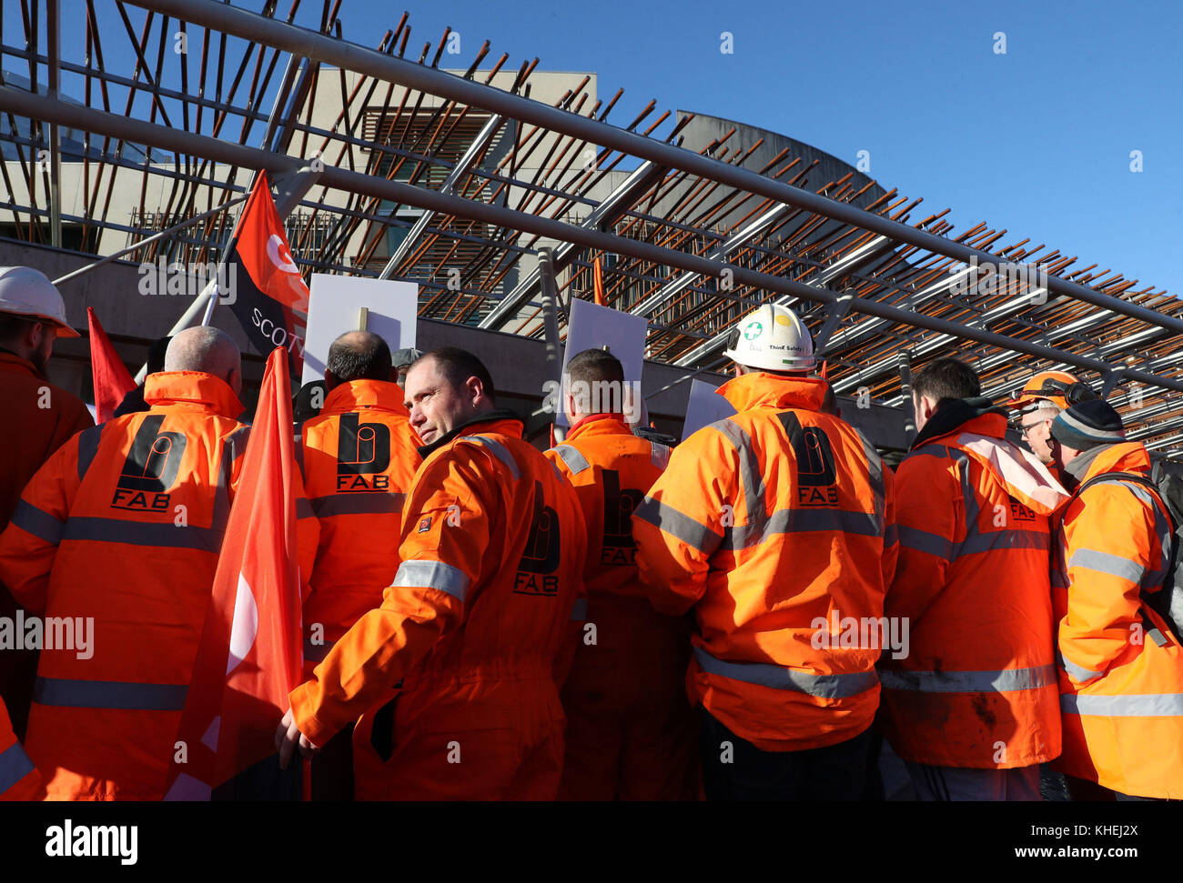 I lavoratori della BiFab, azienda di fabbricazione colpita dalla crisi, si sono impegnati a passare attraverso Edimburgo al Parlamento scozzese per sensibilizzare maggiormente alla loro situazione. Foto Stock