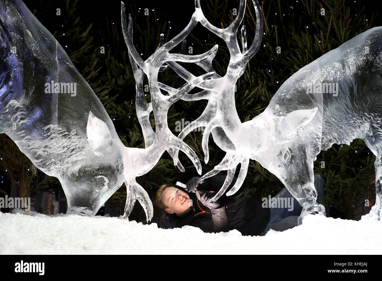 Maestro scultore di ghiaccio jack hackney mette i tocchi di rifinitura per una scultura di ghiaccio di due cervi, che fa parte della prossima mostra il ghiaccio avventura: un viaggio attraverso la Scozia congelati in George Street, Edimburgo. Foto Stock