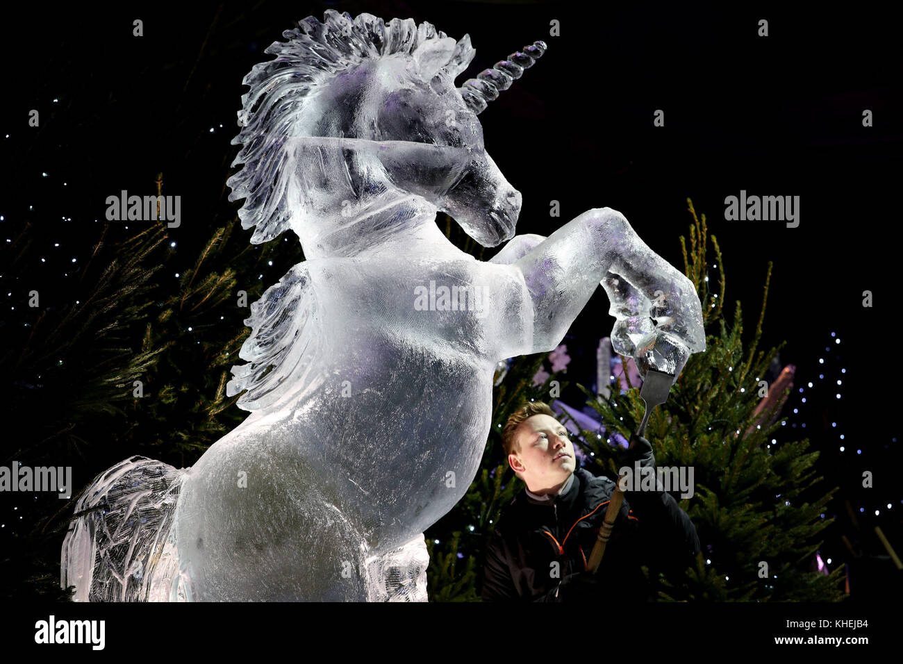 Il maestro scultore di ghiaccio Jack Hackney aggiunge il tocco finale a una scultura di ghiaccio di un unicorno, che fa parte della prossima mostra The Ice Adventure: A Journey through Frozen Scotland, in George Street, Edimburgo. Foto Stock