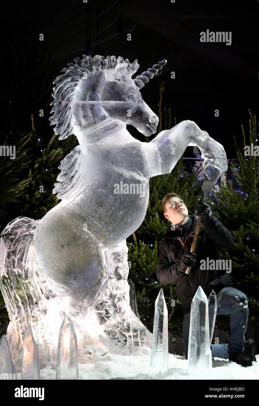 Maestro scultore di ghiaccio jack hackney mette i tocchi di rifinitura per una scultura di ghiaccio di un unicorno, che fa parte della prossima mostra il ghiaccio avventura: un viaggio attraverso la Scozia congelati in George Street, Edimburgo. Foto Stock