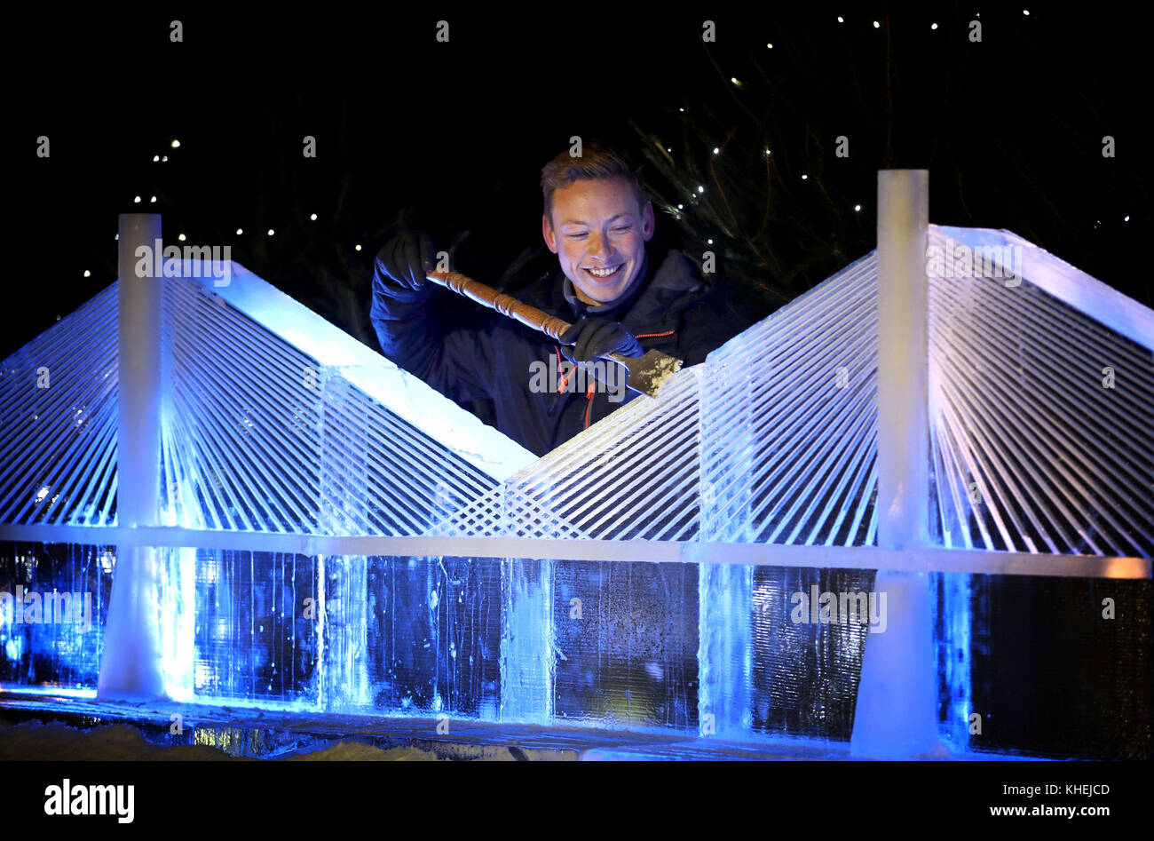 Il maestro scultore di ghiaccio Jack Hackney aggiunge il tocco finale a una scultura di ghiaccio del Queensferry Crossing, che fa parte della prossima mostra The Ice Adventure: A Journey through Frozen Scotland, in George Street, Edimburgo. Foto Stock