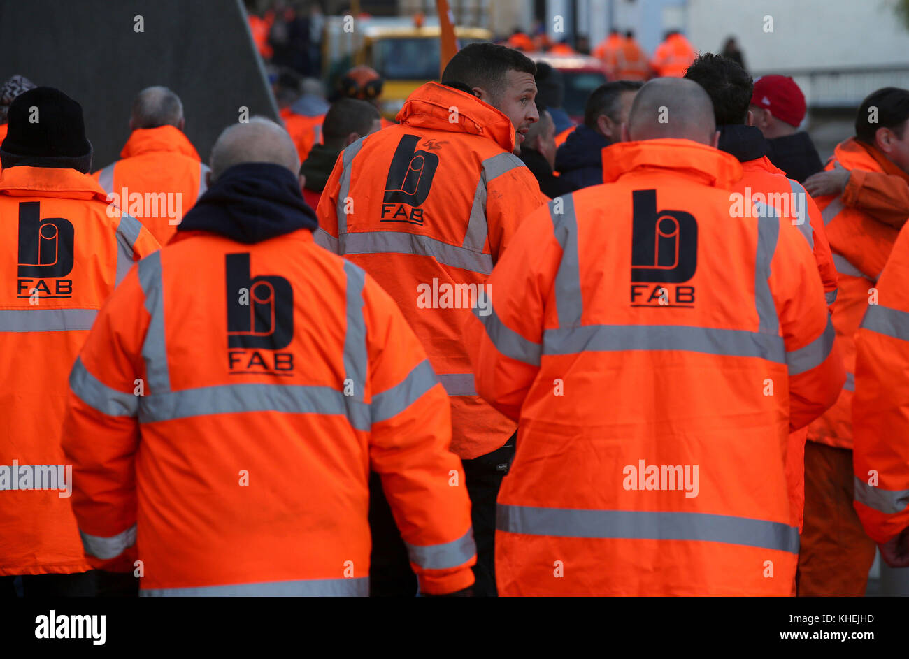 I lavoratori della BiFab, azienda di fabbricazione colpita dalla crisi, si sono impegnati a passare attraverso Edimburgo al Parlamento scozzese per sensibilizzare maggiormente alla loro situazione. Foto Stock