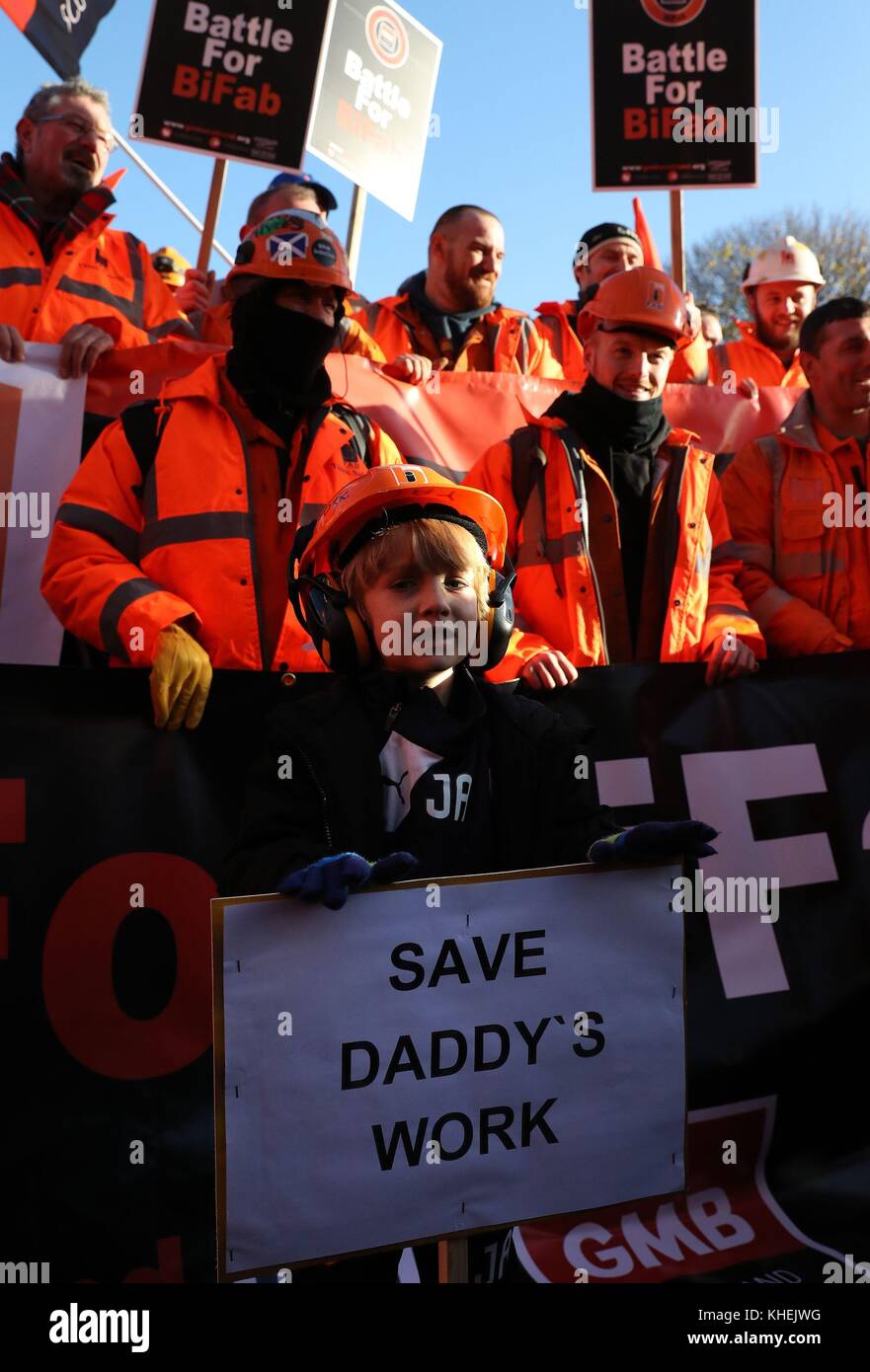Jay Anthony (6) di Burntisland si unisce ai lavoratori della ditta di fabbricazione BIFab march, che ha colpito la crisi, fino a Edimburgo, al Parlamento scozzese per sensibilizzare maggiormente la loro situazione. Foto Stock