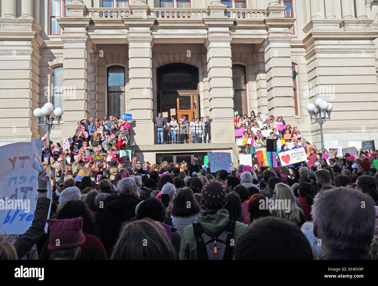 LAFAYETTE, INDIANA - 21 GENNAIO 2017: Manifestanti pacifici alla marcia anti-Trump del WomenÕs sui gradini del tribunale della contea di Tippecanoe. Prossimale Foto Stock