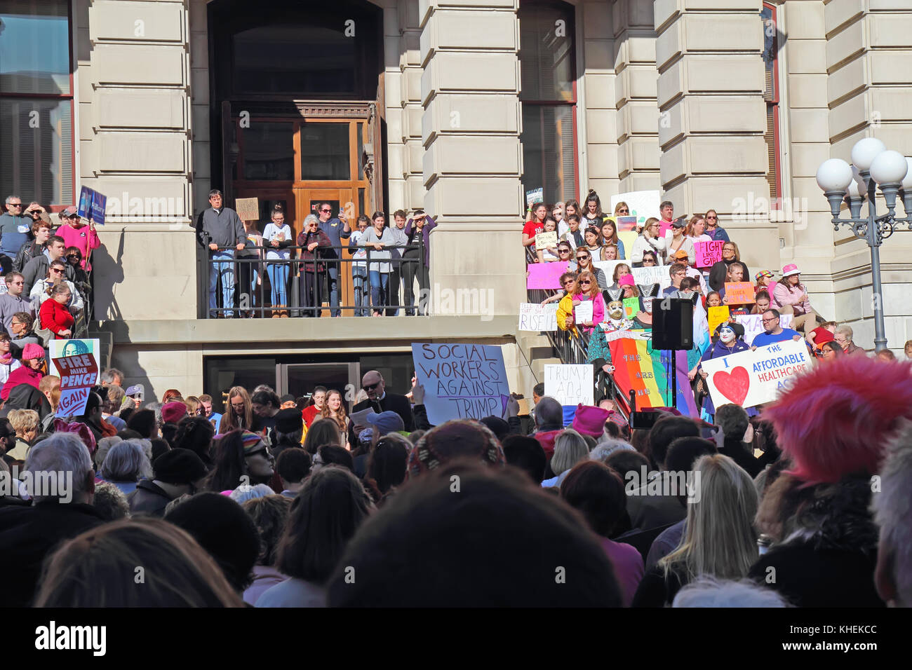 LAFAYETTE, INDIANA - 21 GENNAIO 2017: Manifestanti pacifici alla marcia anti-Trump del WomenÕs sui gradini del tribunale della contea di Tippecanoe. Prossimale Foto Stock