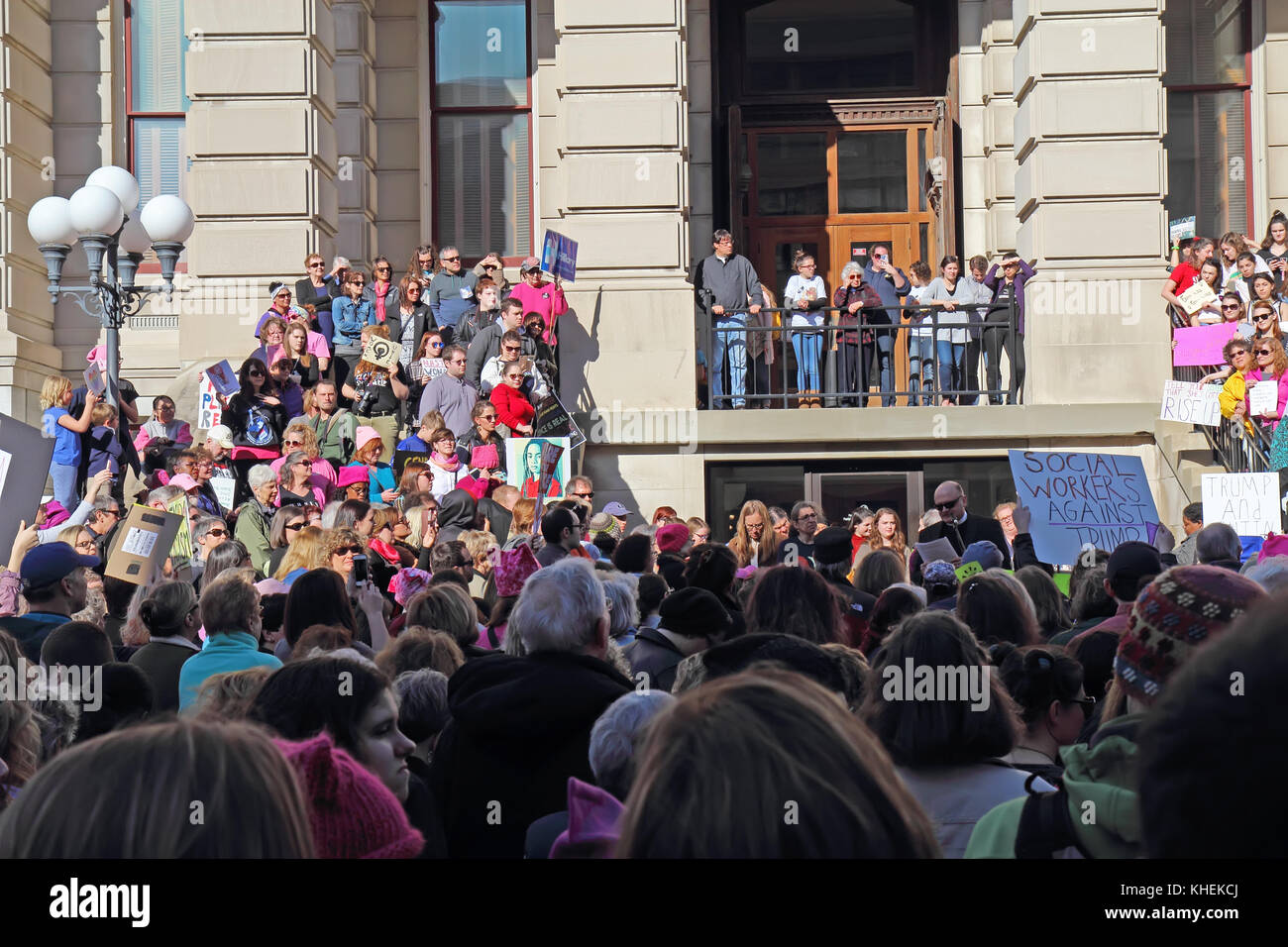 LAFAYETTE, INDIANA - 21 GENNAIO 2017: Manifestanti pacifici alla marcia anti-Trump del WomenÕs sui gradini del tribunale della contea di Tippecanoe. Prossimale Foto Stock