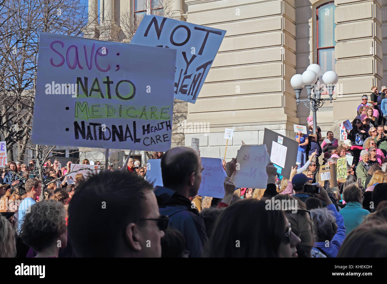 LAFAYETTE, INDIANA - 21 GENNAIO 2017: Manifestanti pacifici alla marcia anti-Trump del WomenÕs sui gradini del tribunale della contea di Tippecanoe. Prossimale Foto Stock