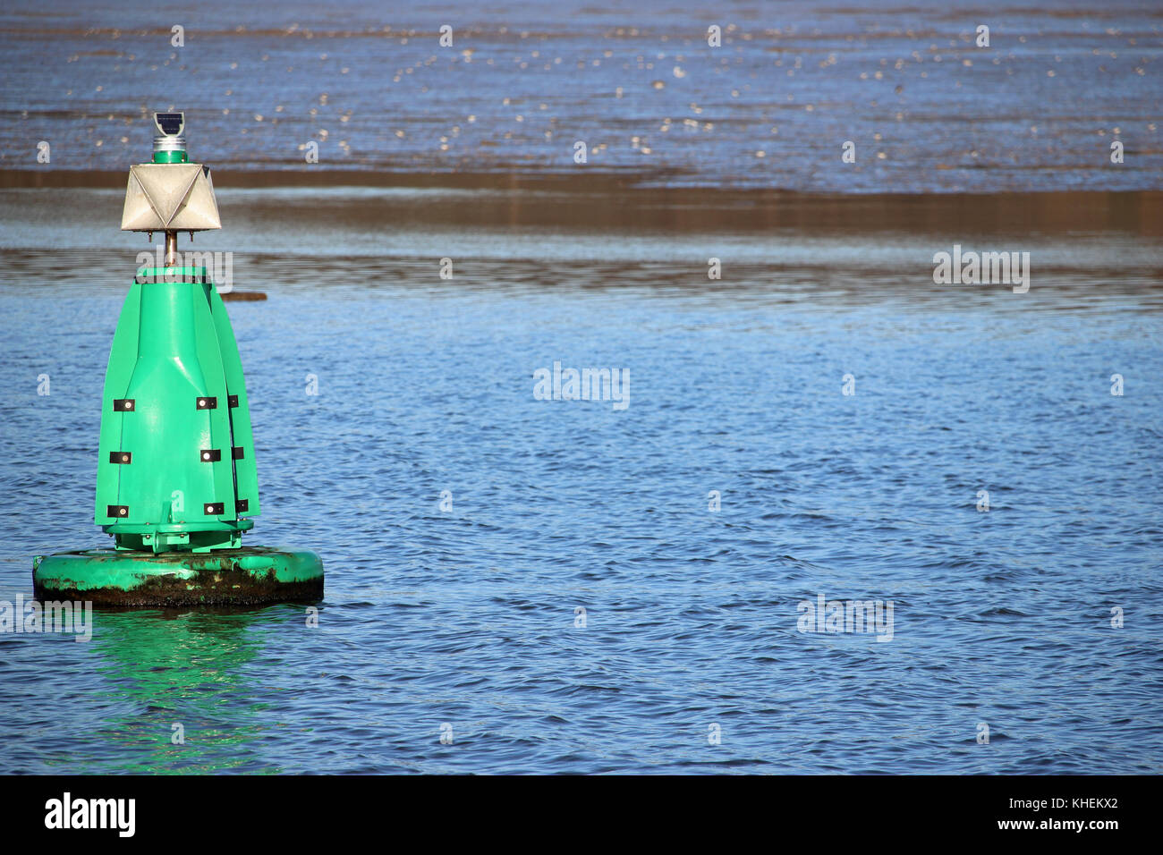 Marcatore verde boa galleggiante sul fiume stour nel Suffolk, Regno Unito. n. marcature. lo sfondo con il fiume nella distanza. buona copia spazio. Foto Stock