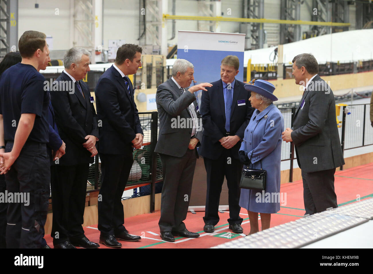 La regina Elisabetta II con l'amministratore delegato della divisione Wind Power di Siemens, Clark MacFarlane (a destra) durante un tour di una linea di produzione di pale nella fabbrica di pale della turbina eolica Siemens Gamesa Renewable Energy di Hull, Durante una visita alla citta' per segnare il suo anno come la Citta' della Cultura del Regno Unito. Foto Stock