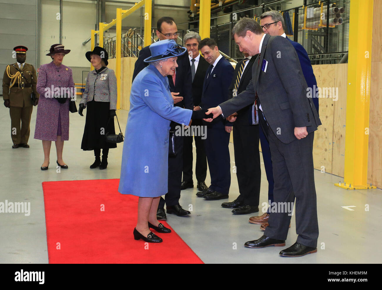 La Regina Elisabetta II durante una visita alla fabbrica di pale della turbina eolica Siemens Gamesa Renewable Energy di Hull, durante una visita alla città per celebrare il suo anno come Città della Cultura del Regno Unito. Foto Stock