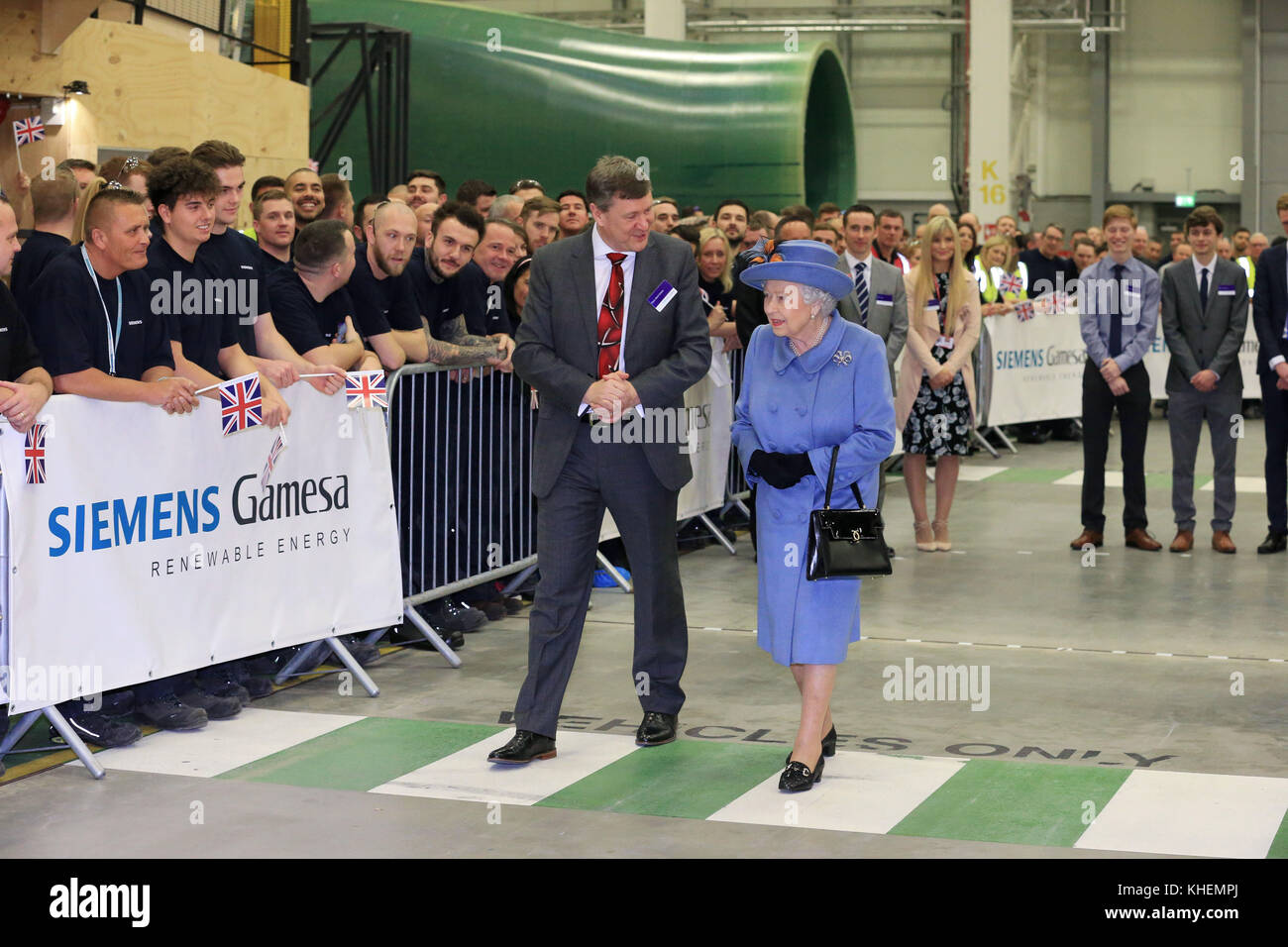 La regina Elisabetta II con l'Amministratore Delegato della Wind Power Division di Siemens, Clark MacFarlane (centro a sinistra) durante una visita alla fabbrica di pale per turbine eoliche Siemens Gamesa Renewable Energy a Hull, durante la sua visita in città per segnare il suo anno come la città della cultura britannica. Foto Stock