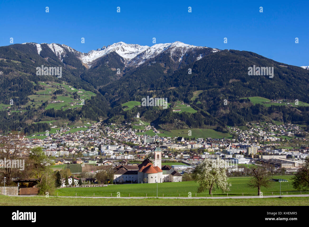 Vista della città di fronte al paesaggio montuoso, Schwaz, in Tirolo, Austria Foto Stock