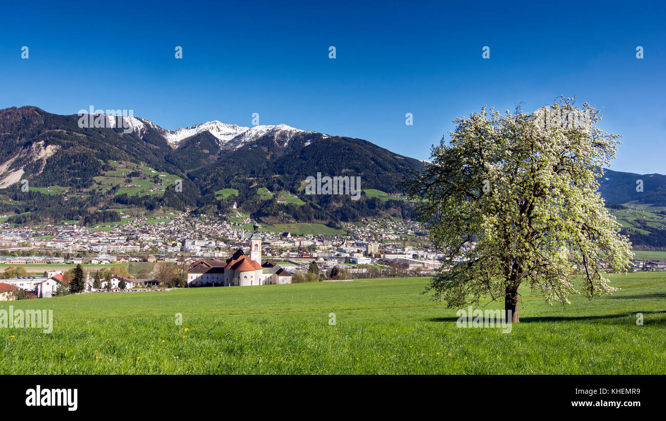 Vista della città di fronte al paesaggio montuoso, Schwaz, in Tirolo, Austria Foto Stock