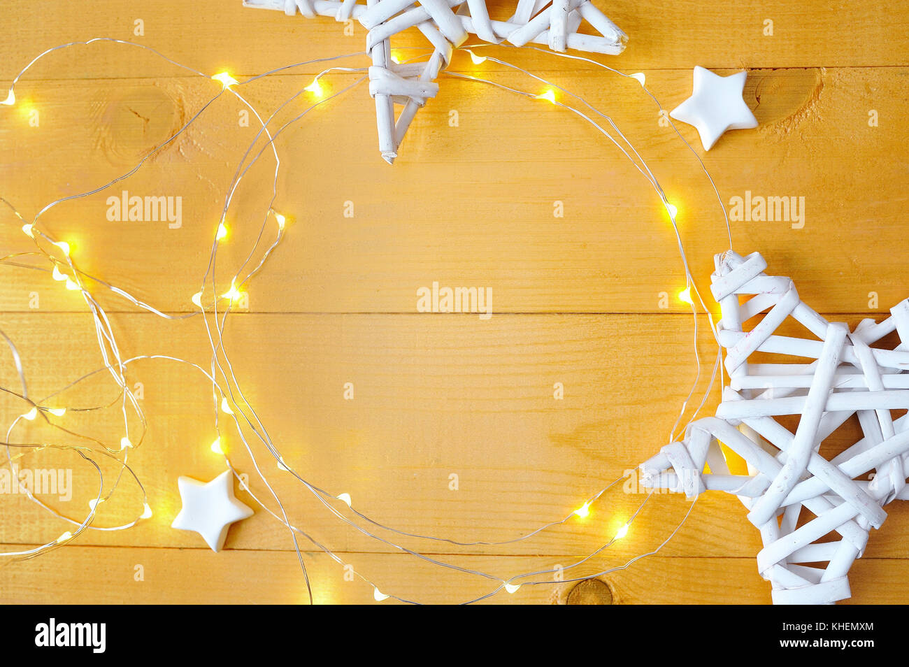 Sfondo di natale con posto per il vostro testo e white christmas star nd garland su un oro sullo sfondo di legno. flat laico, top view photo mockup Foto Stock