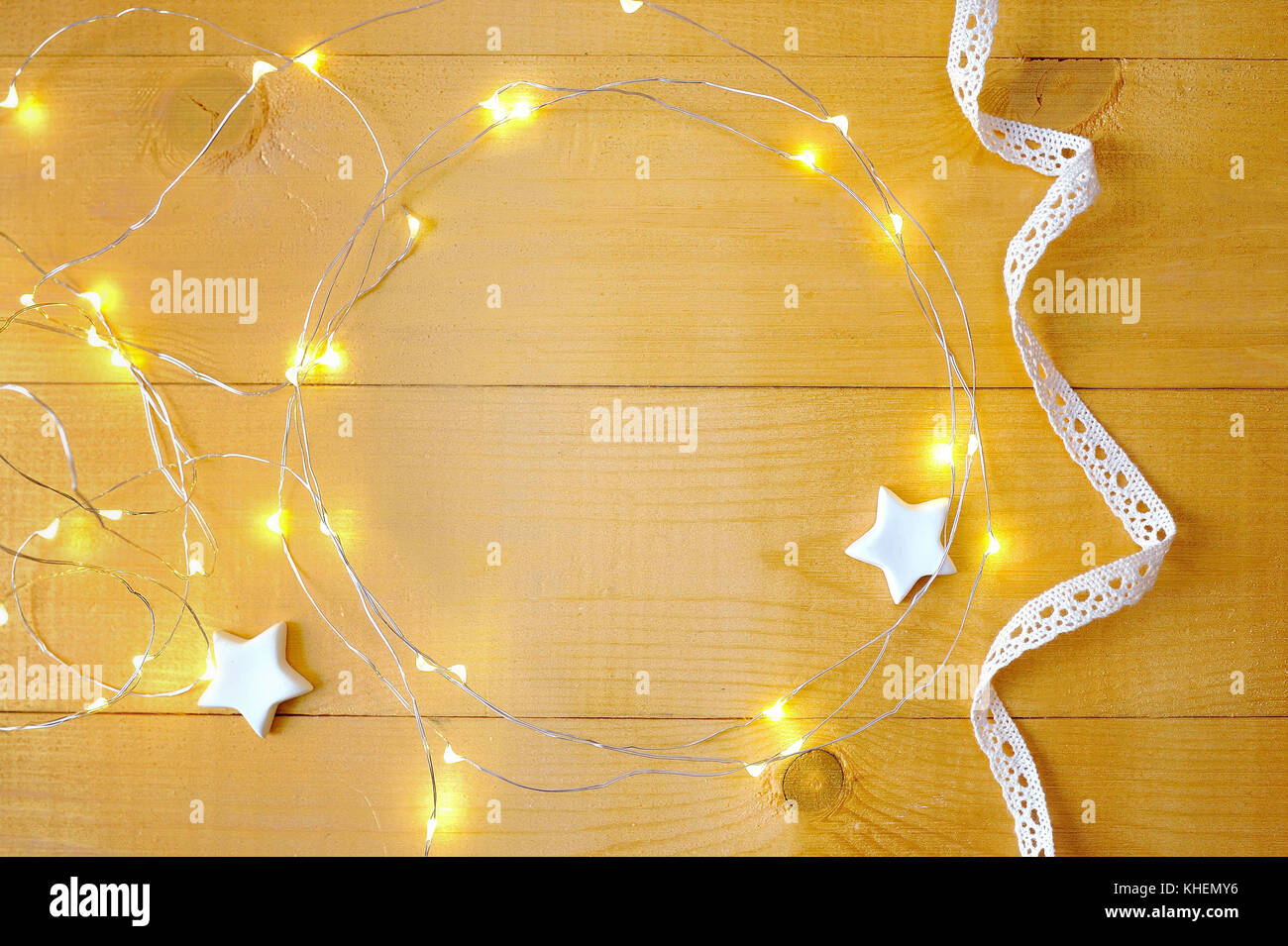 Sfondo di natale con posto per il vostro testo e White Christmas tree e stella su un oro sullo sfondo di legno. flat laico, top view photo mockup Foto Stock