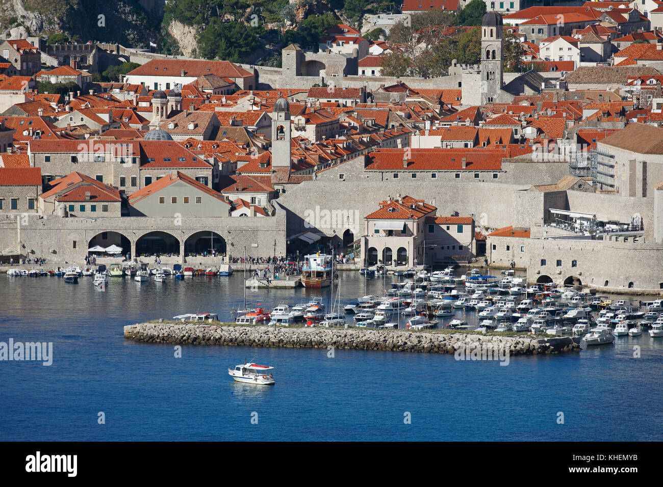 Centro storico di Dubrovnik con le mura della città e il porto, Dalmazia, Croazia Foto Stock