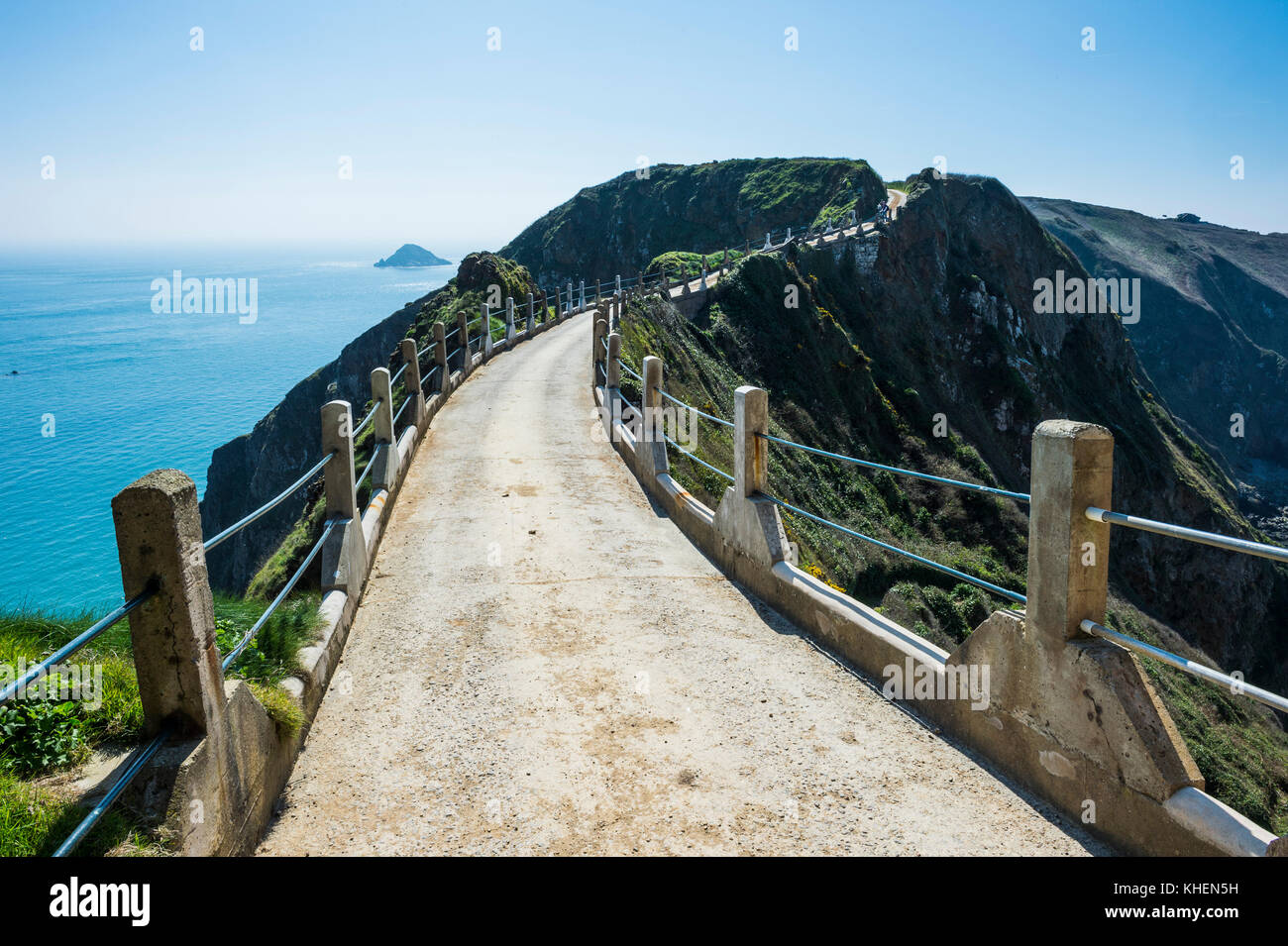 Strada di collegamento tra lo stretto istmo di maggiore e un po' di Sark, Isole del Canale, Gran Bretagna Foto Stock