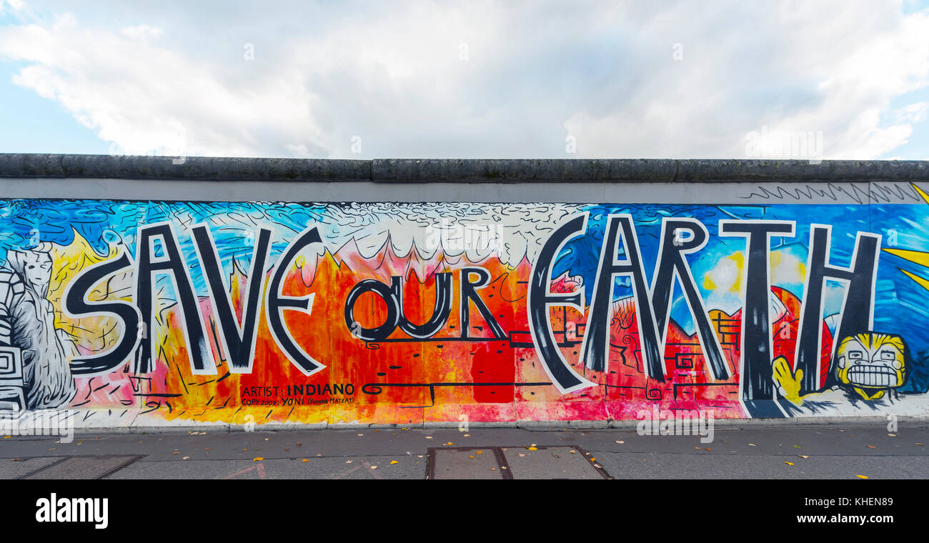 Lettering salvare la nostra terra, artista yvonne matzat, pittura del muro di Berlino, la East Side Gallery di Berlino Germania Foto Stock