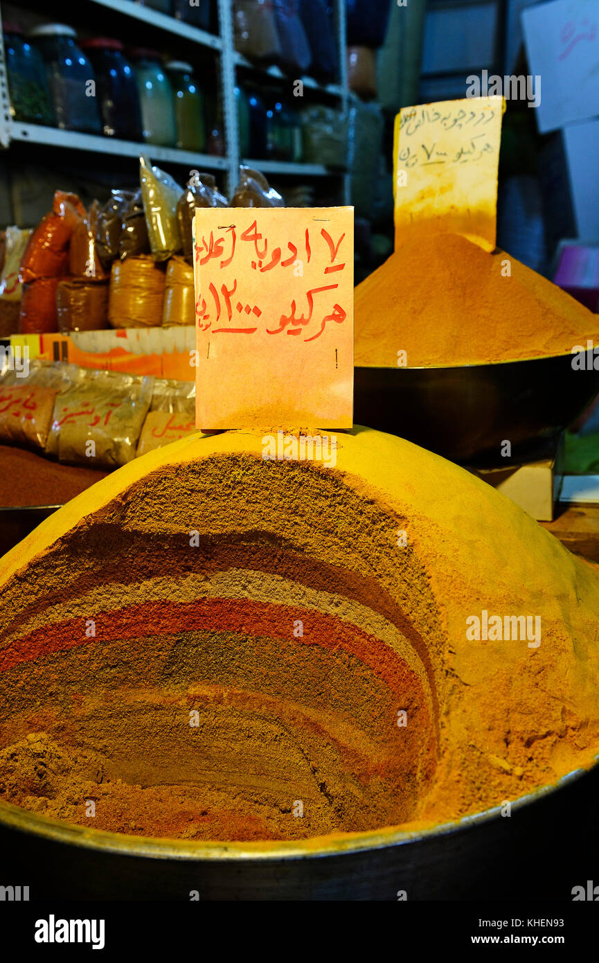 Mix di spezie, curry, nel bazar sotto i portici di imam square, meydan-e Naqsh-e JAHAN, Isfahan, Iran Foto Stock