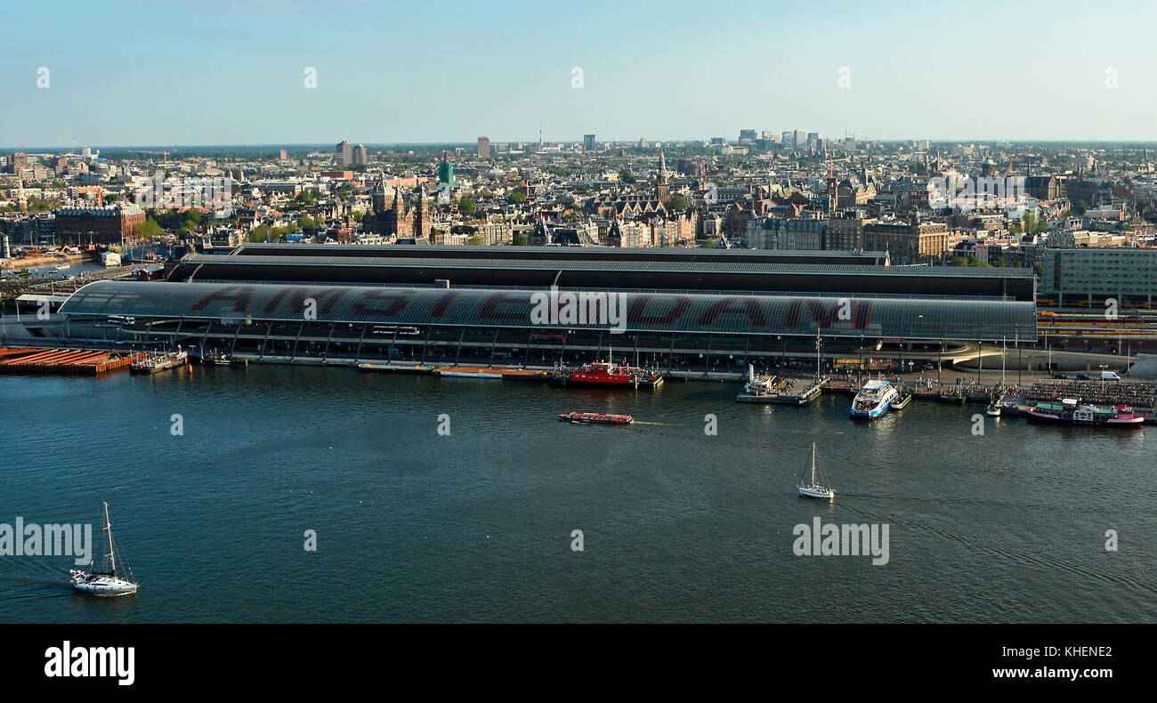 La stazione centrale, la città vecchia e la skyline di una diga' lookout, Amsterdam, Olanda settentrionale, Olanda, Paesi Bassi Foto Stock
