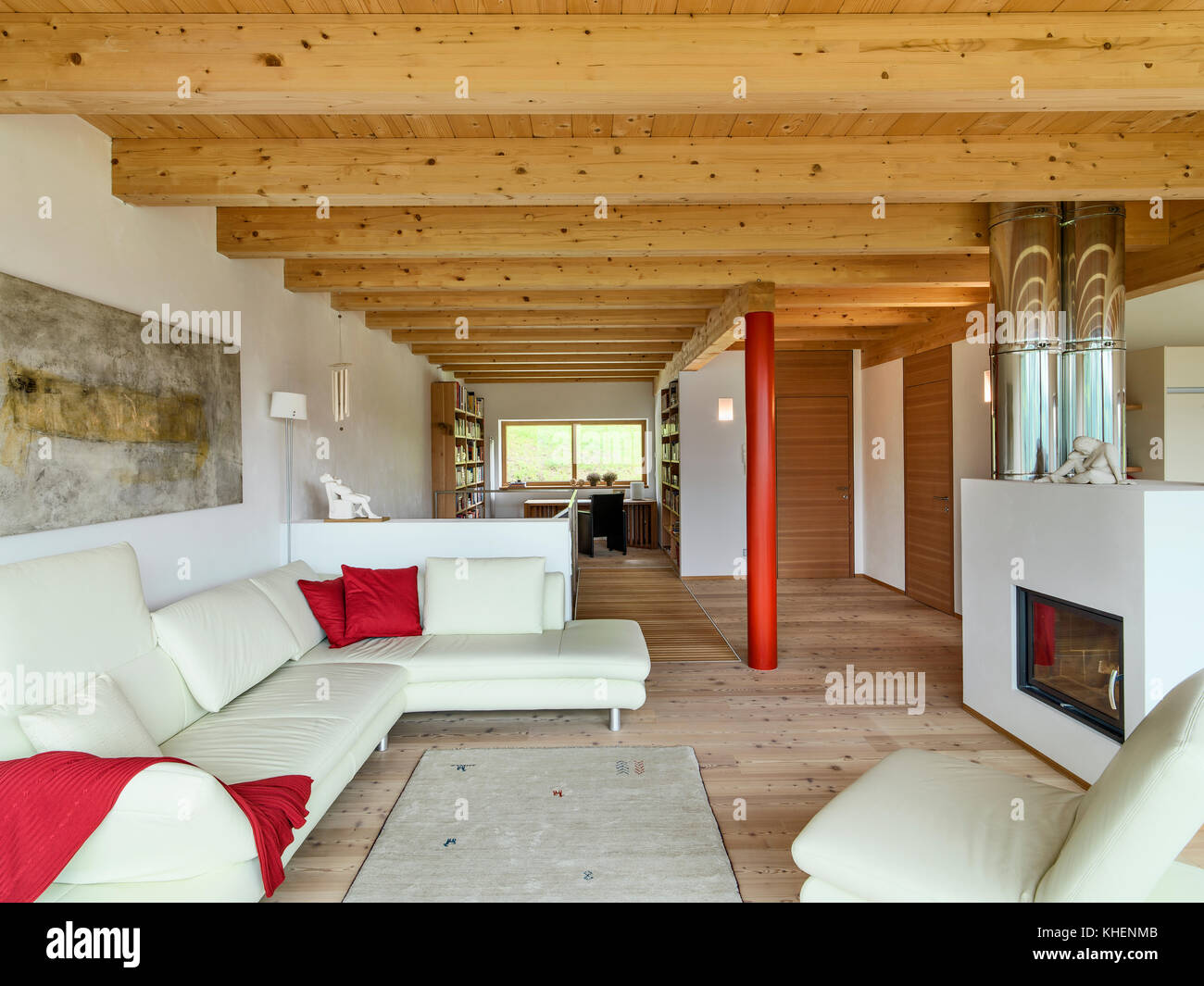 Scatti di interni di un soggiorno moderno beige con divano in pelle e un caminetto moderno il pavimento e il soffitto sono realizzati in legno Foto Stock