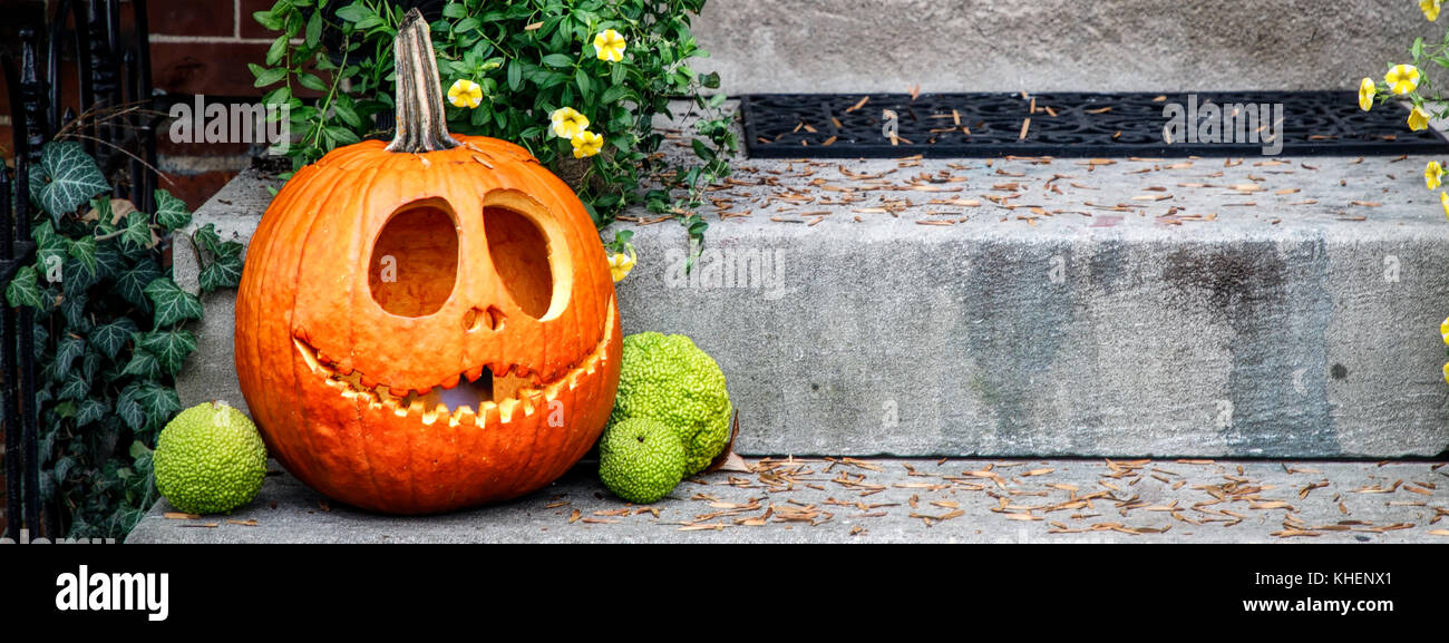 Un tradizionale jackolantern fuori per la festa di Halloween per le strade di Alexandria, Virginia. Foto Stock