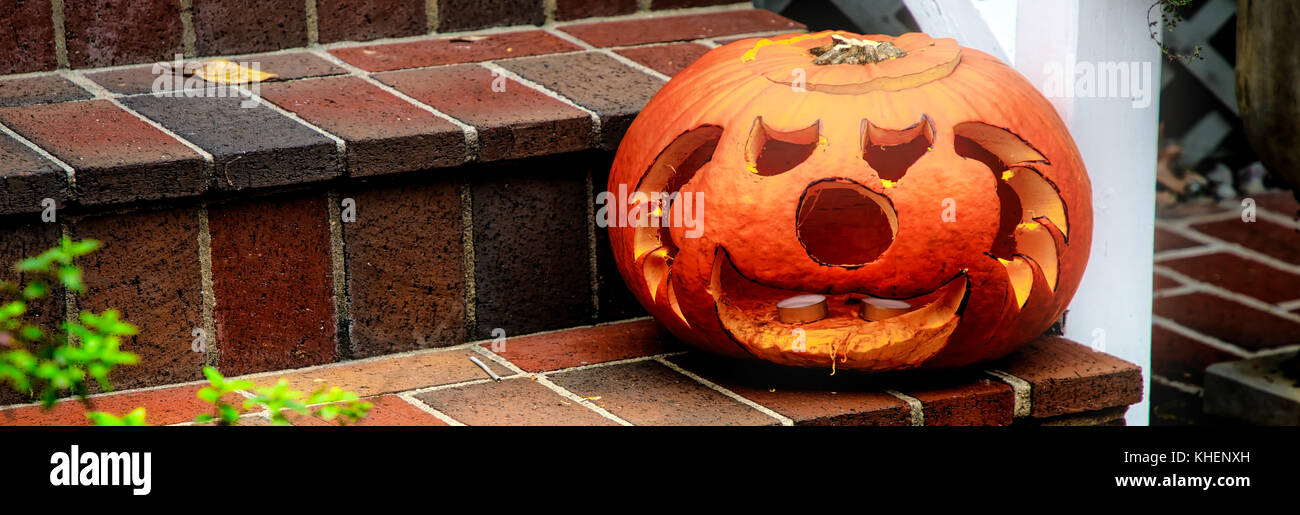 Un tradizionale jackolantern fuori per la festa di Halloween per le strade di Alexandria, Virginia. Foto Stock