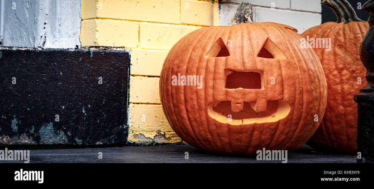 Un tradizionale jackolantern fuori per la festa di Halloween per le strade di Alexandria, Virginia. Foto Stock