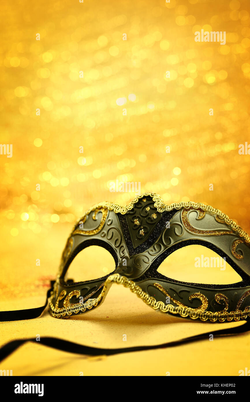 Vintage maschera di Carnevale in sfondo dorato Foto stock - Alamy