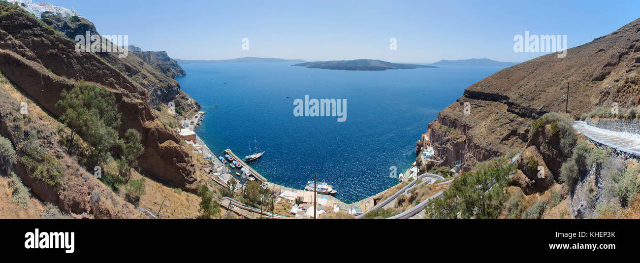 Vista panoramica fino al vecchio porto e l'isola vulcanica di Nea Kameni, isola di Santorini, Cicladi, Egeo, Grecia Foto Stock