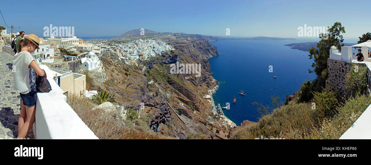 La vista dal bordo del cratere sul percorso di Thira e il vecchio porto, isola di Santorini, Cicladi, Egeo, Grecia Foto Stock