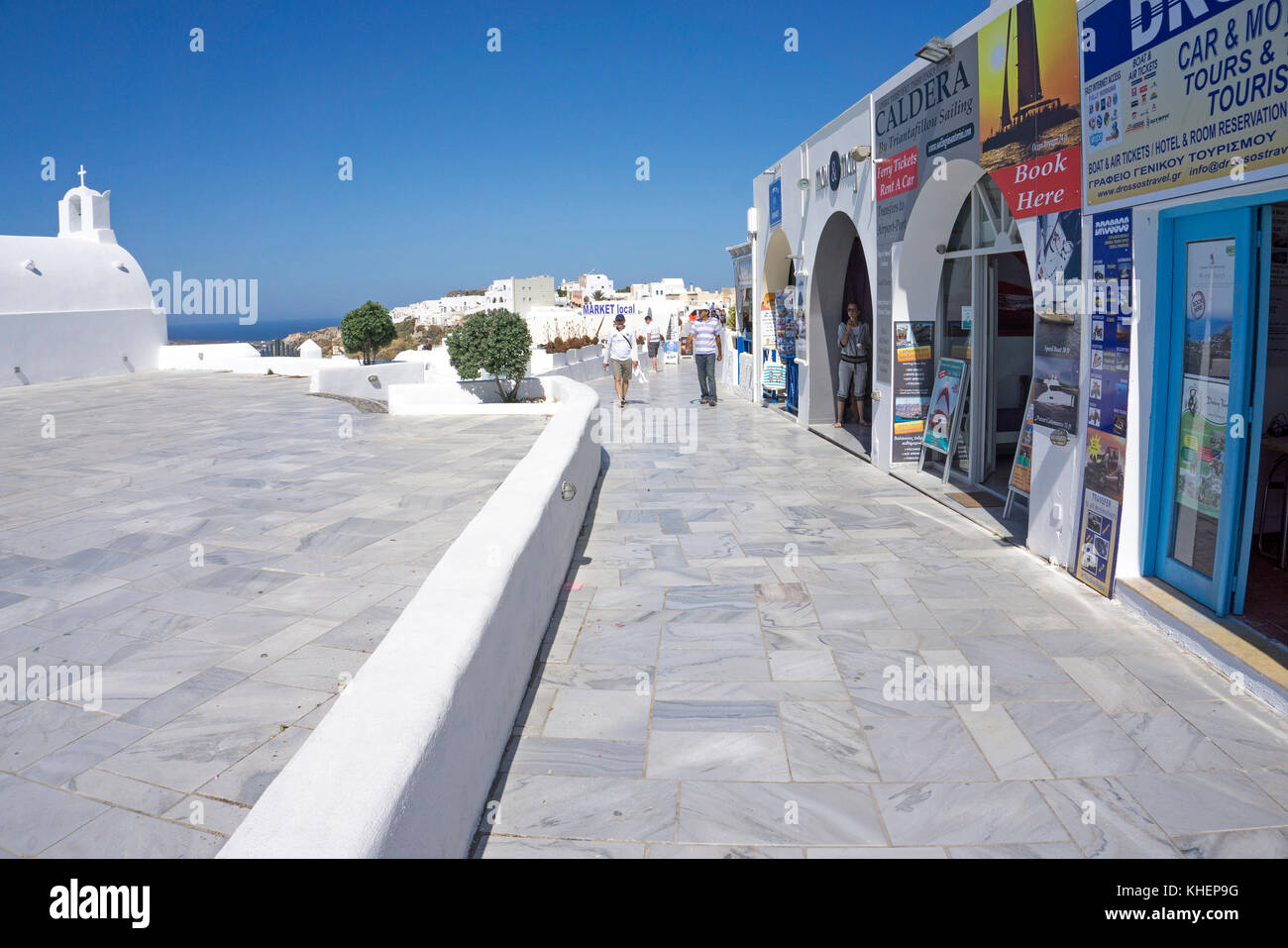 In marmo del bordo del cratere promenade, shopping mile a Oia, isola di Santorini, Cicladi, Egeo, Grecia Foto Stock