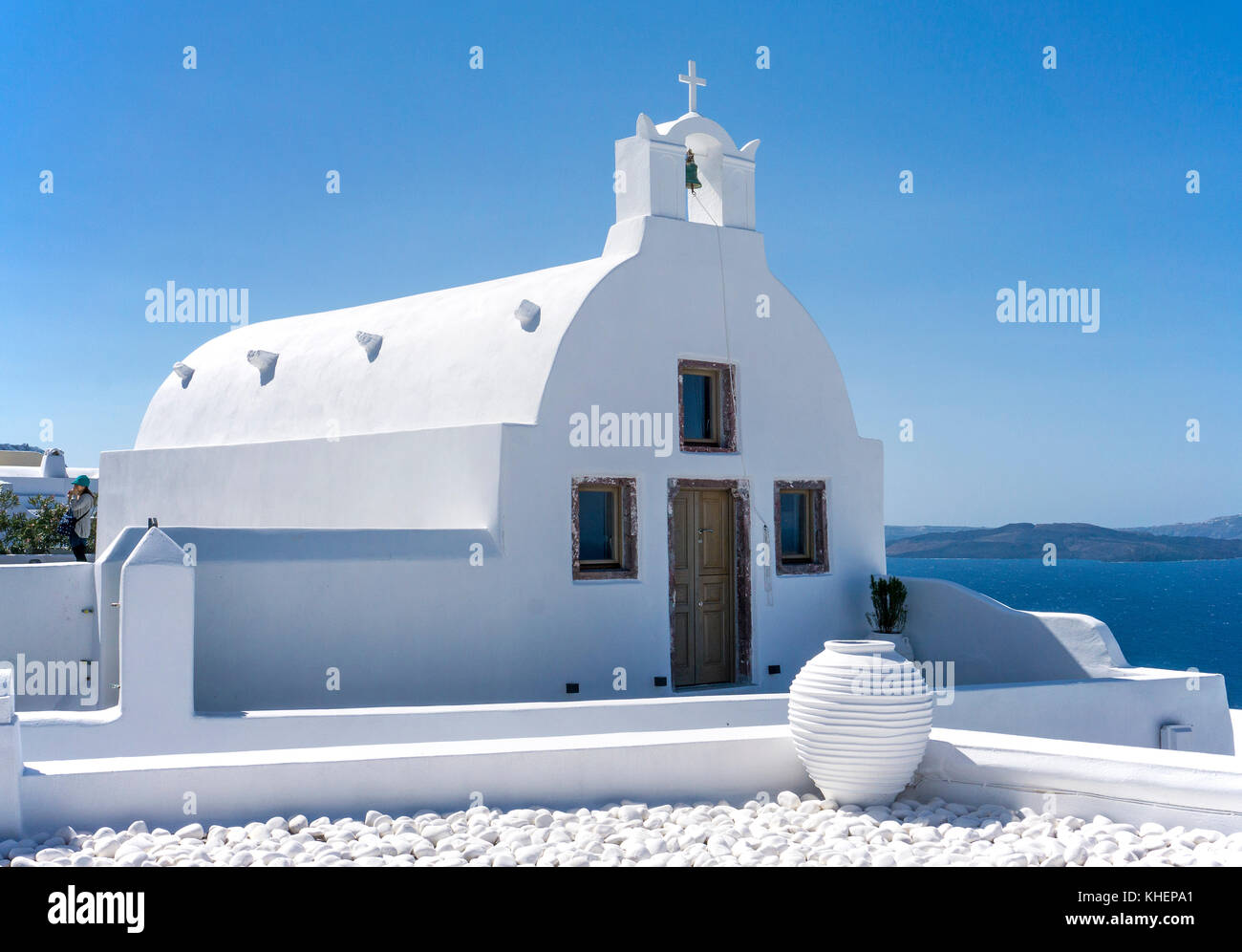 Piccola cappella ortodossa presso il bordo del cratere del villaggio di Oia, isola di Santorini, Cicladi, Egeo, Grecia Foto Stock